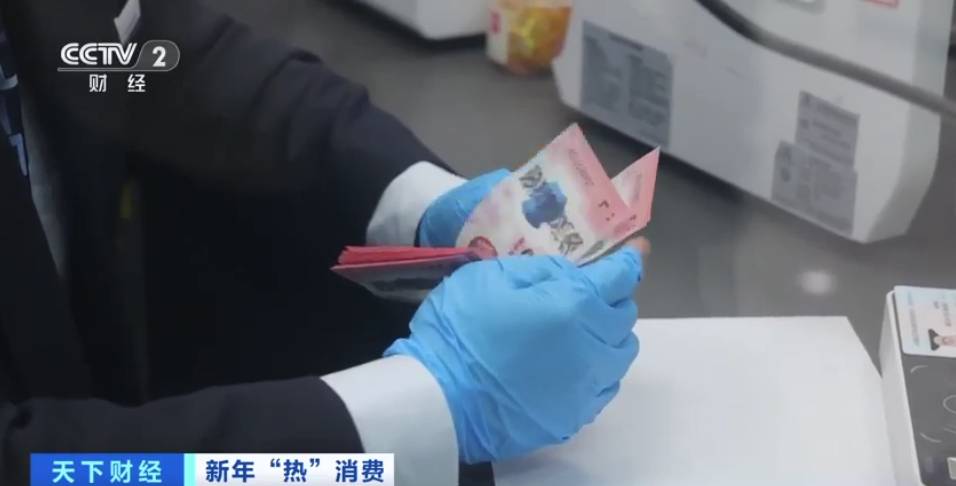 银行门口排长队！上海“蛇币”“蛇钞”兑换火爆！记者探访→
