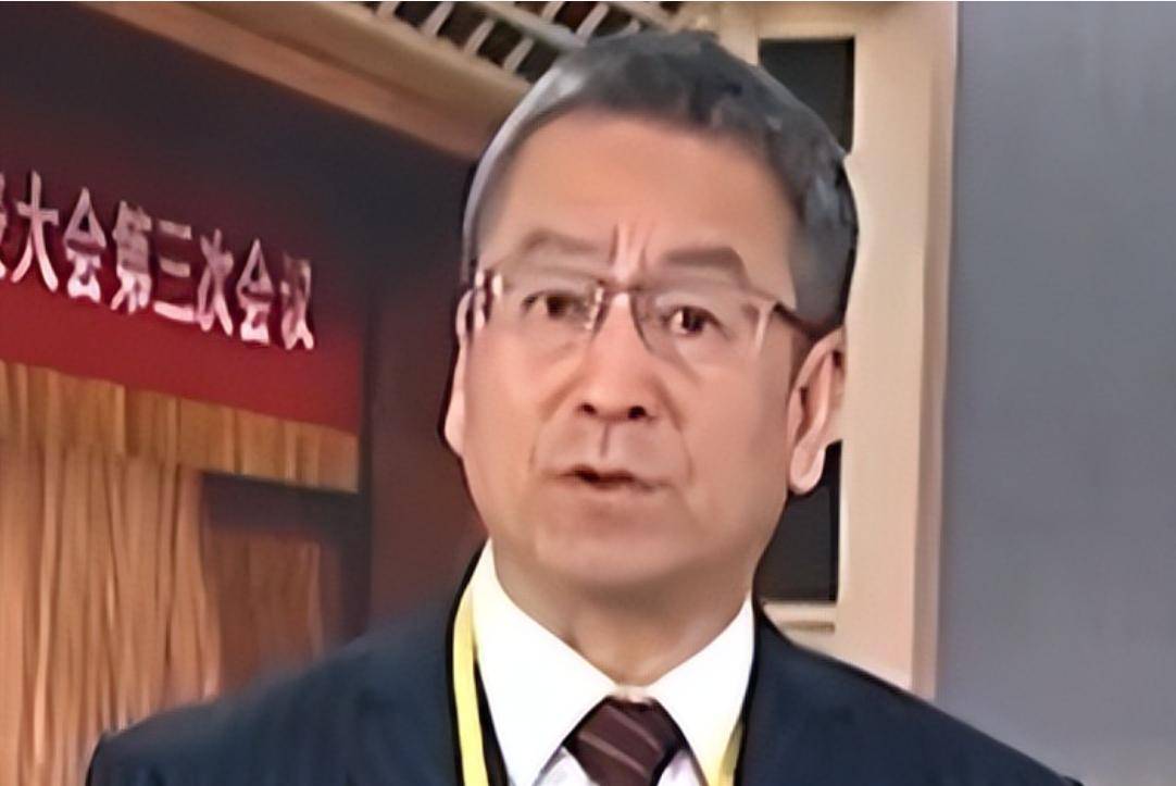 57岁的白岩松再次出圈，条条戳中民生痛点，网友直呼“太真实”