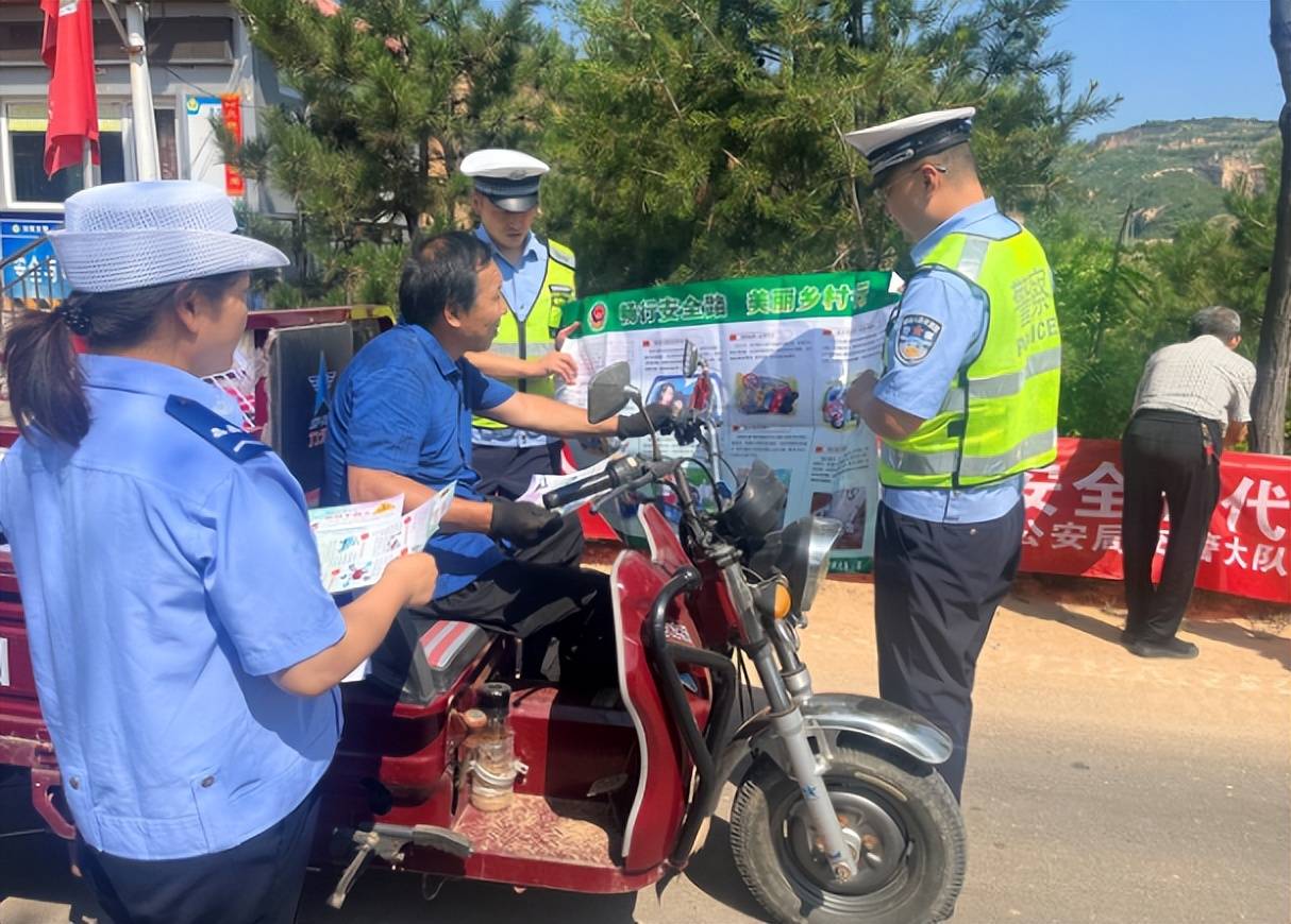 汾阳：核桃满枝丰收景 交警田间织密 “安全网”