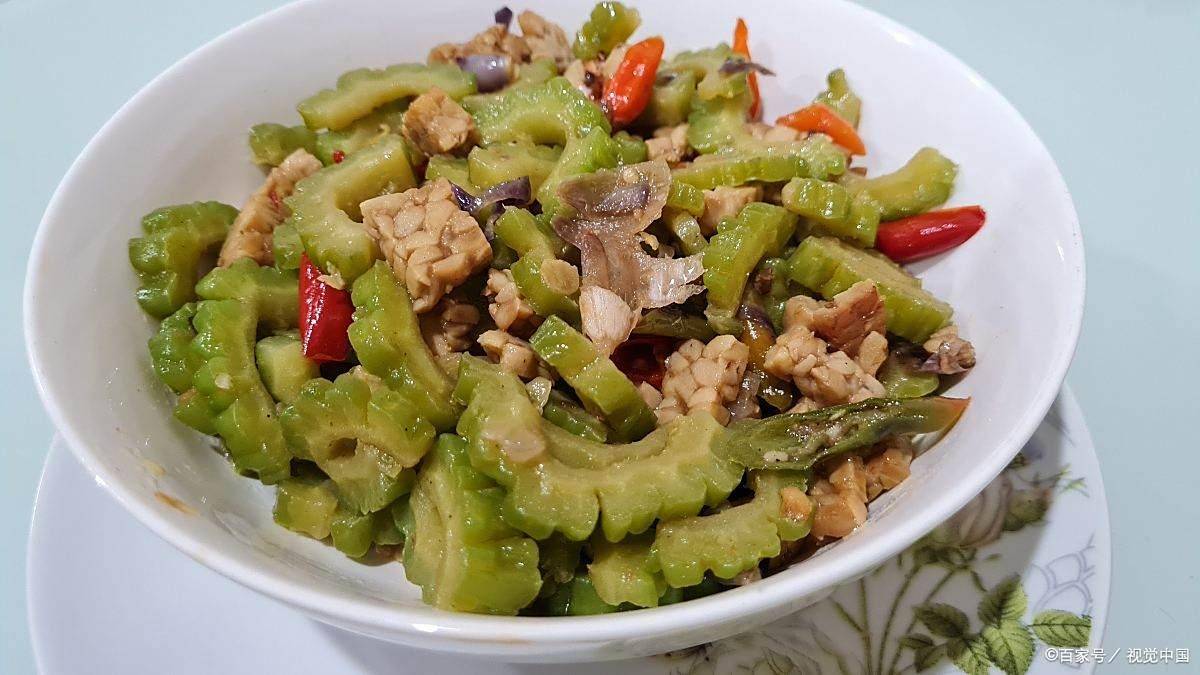 炒苦瓜，直接放油炒是大错，教你饭店不外传技巧，脆爽入味不发苦