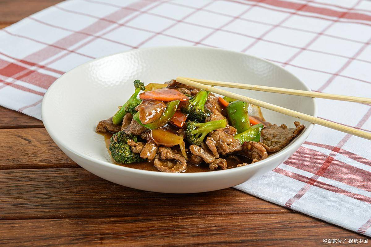 炒牛肉，直接下锅炒是大错，教你饭店不传技巧，牛肉鲜嫩不腥不柴
