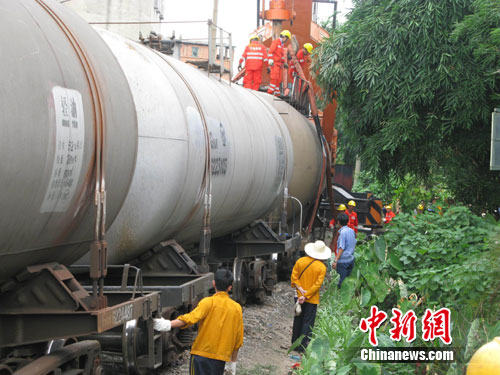 原油火车装卸(原油装卸车操作视频)